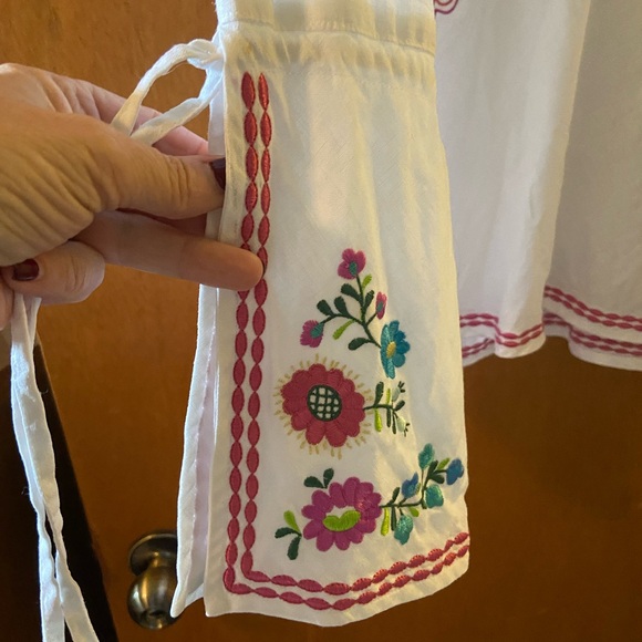 Willi Smith White and Pink Embroidered Bell Sleeve Blouse - Picture 5 of 9